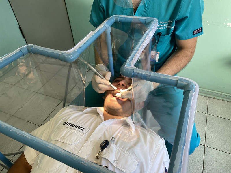 Dentistas del HMN diseñan “Protectores Aerosoles Odontológicos”