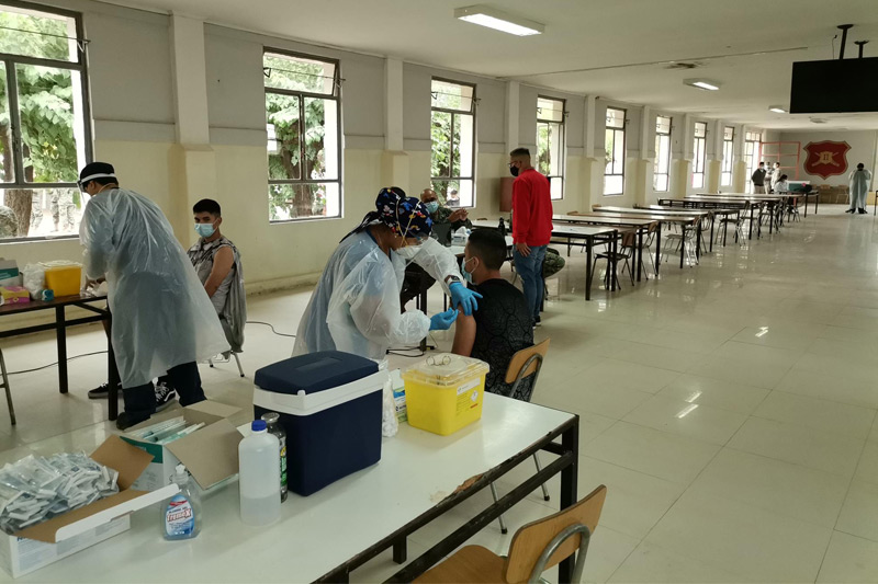 SCM y EMB “Chillán” brindan apoyo en inoculación de segunda dosis y toma de exámenes PCR
