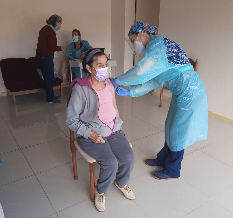 CMM “Cordillera” y Municipalidad “La Reina” realizan vacunación contra la Influenza en Villas Militares