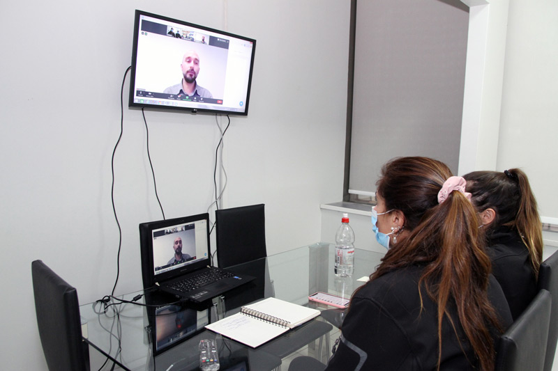 Kinesiólogos de la DIVSAL analizan adquisición de nueva tecnología para pacientes post COVID-19
