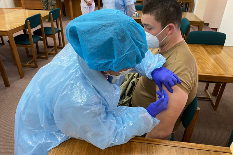 MZS “Santiago Centro Oriente” realiza operativo de vacunación contra la Influenza en el Campo Militar “La Reina”