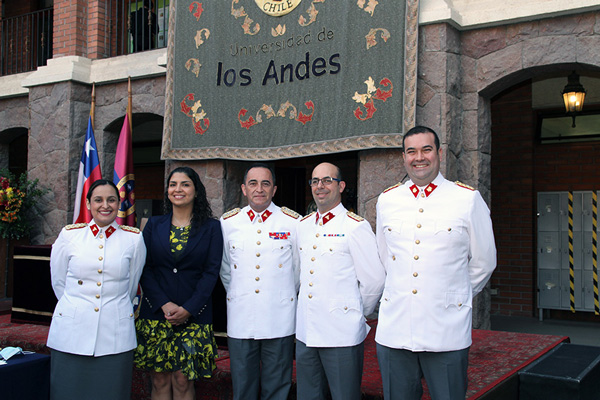 Oficiales becados en especialidades médicas tuvieron su ceremonia de titulación en la U. de los Andes
