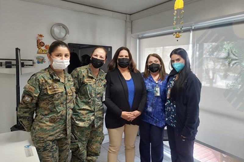 Ministra de Defensa visitó el CMM “Rosa O’Higgins” y recibió cuarta dosis contra el COVID-19