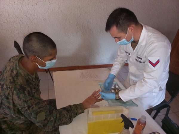 Enfermeros Militares de la MZS “Santiago Centro Sur” aplican test VIH a nuevos soldados conscriptos