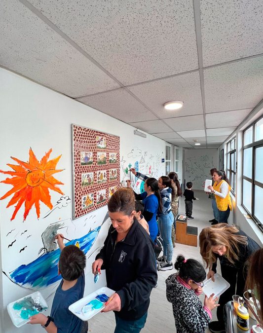 Niños del CRIE realizan mural con aporte de la Fundación de Señoras del Ejército