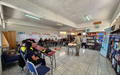 Personal del CCM “Iquique” capacita en RCP y DEA a docentes y alumnos de estableciendo educacional