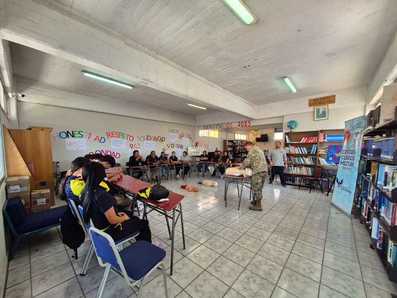 Personal del CCM “Iquique” capacita en RCP y DEA a docentes y alumnos de estableciendo educacional
