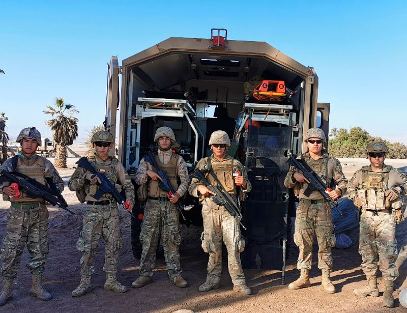 Enfermeros Militares de Combate de la MZS “Arica” capacitan a Camilleros de Evacuación Terrestre