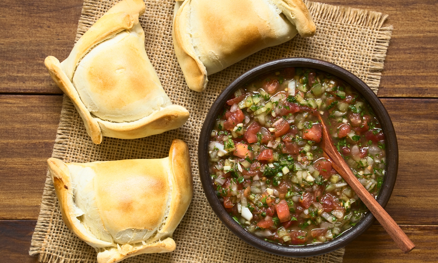 empanada-de-horno-con-pebre